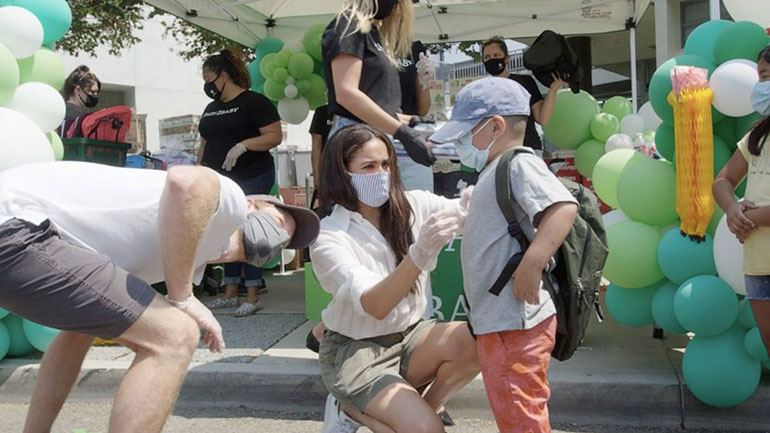 Harry-Meghan: Μοίρασαν σχολικά είδη φορώντας σορτς και μάσκες προστασίας